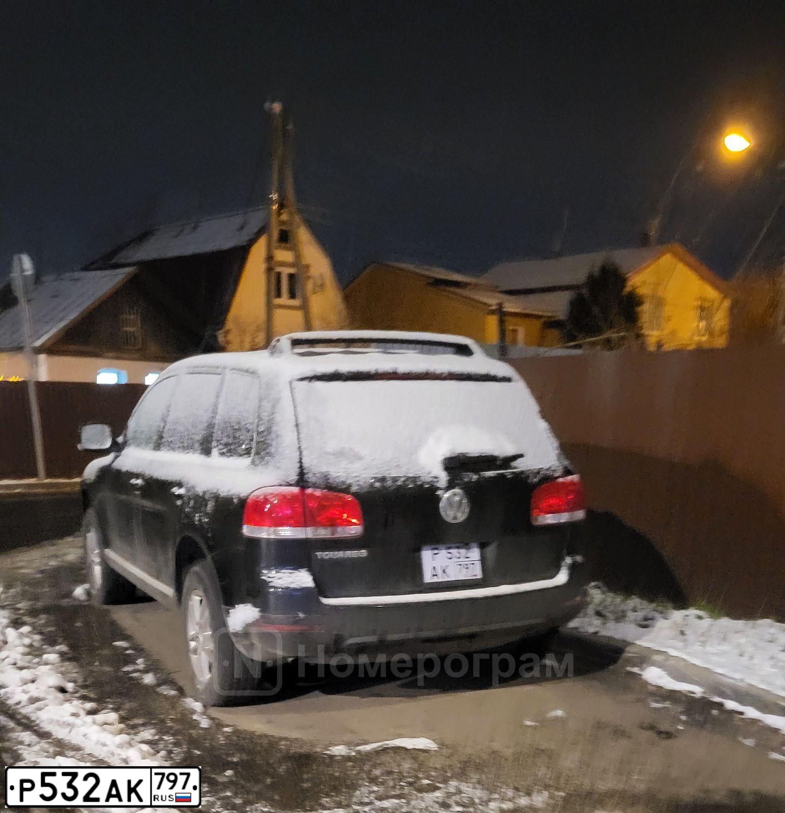 Фото автомобиля VOLKSWAGEN TOUAREG, 2005 — госномер Р532АК797. Цвет: ЧЕРНЫЙ