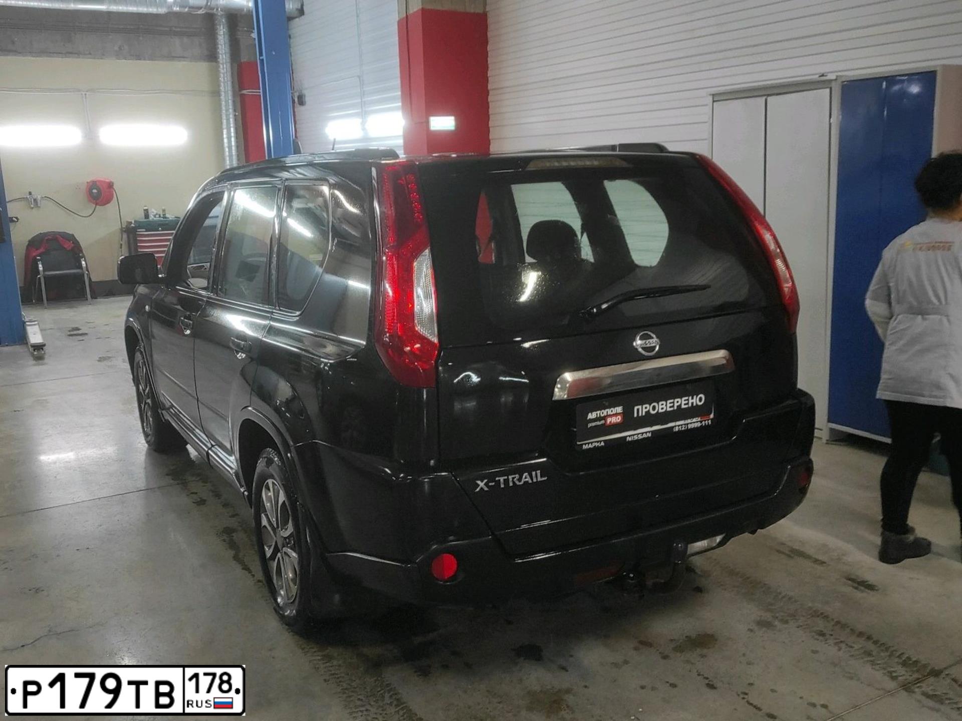 Фото автомобиля NISSAN X-TRAIL, 2013 — госномер Р179ТВ178. Цвет: ЧЕРНЫЙ