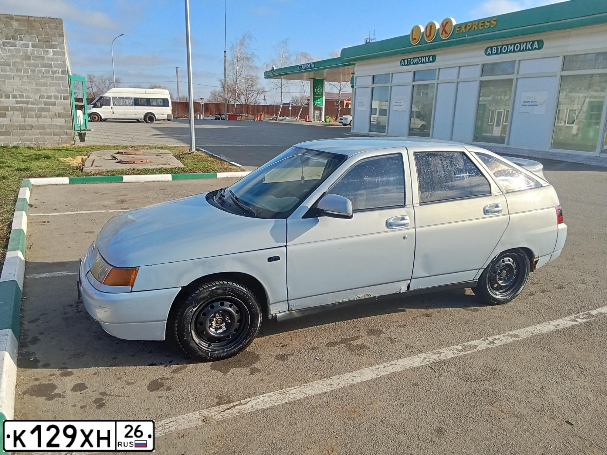 Фото автомобиля LADA 2112, 2001 — госномер К129ХН26. Цвет: СЕРЕБРИСТО-ГОЛУБОЙ