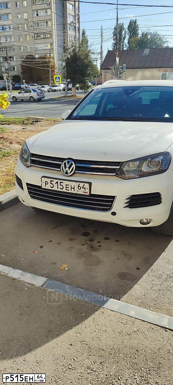 Фото автомобиля VOLKSWAGEN TOUAREG, 2014 — госномер Р515ЕН64. Цвет: БЕЛЫЙ