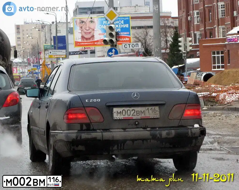 Фото автомобиля MERCEDES E-KLASSE, 1997 — госномер М002ВМ116. Цвет: Темно-синий