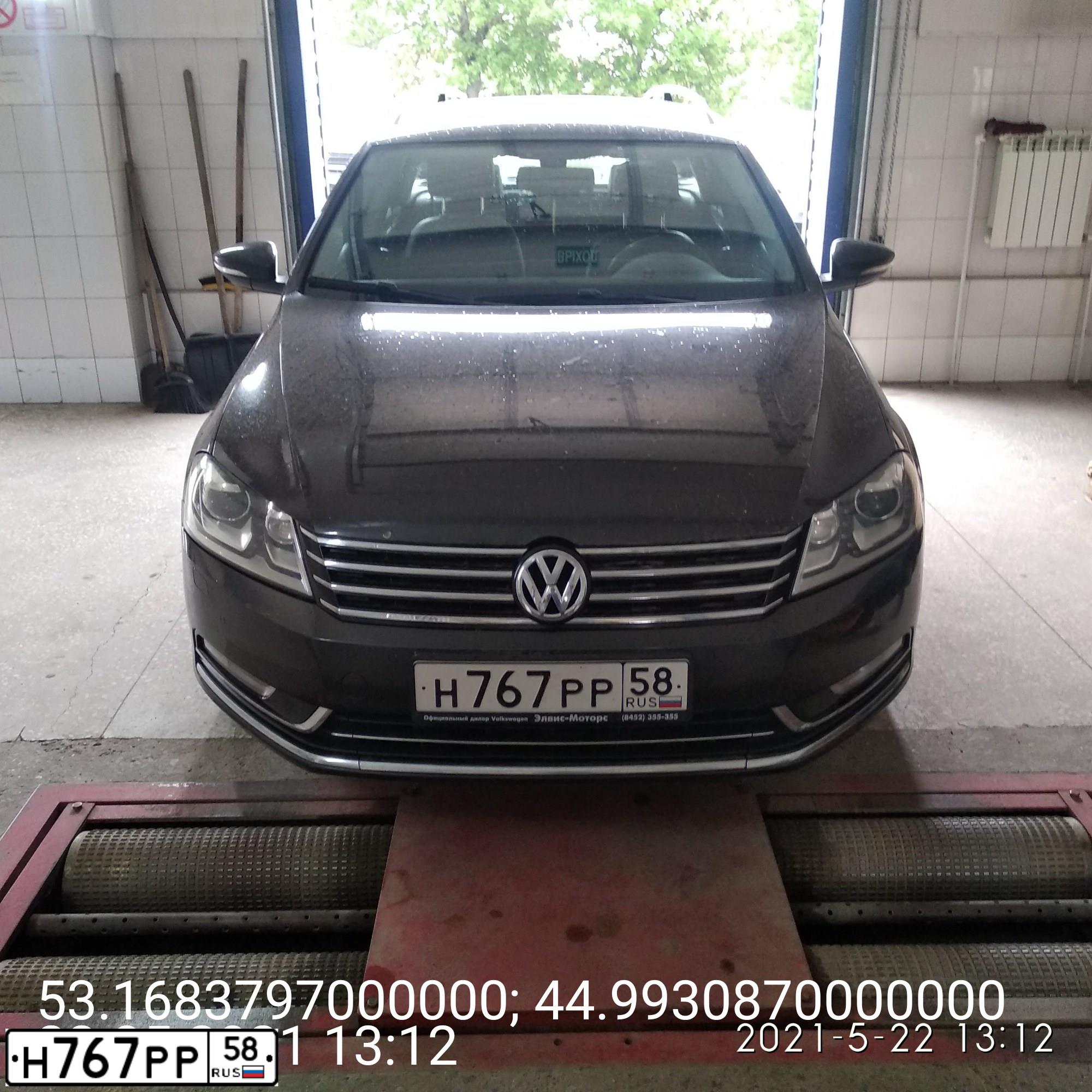 Фото автомобиля VOLKSWAGEN PASSAT, 2011 — госномер Т109КЕ58. Цвет: Черно Серый