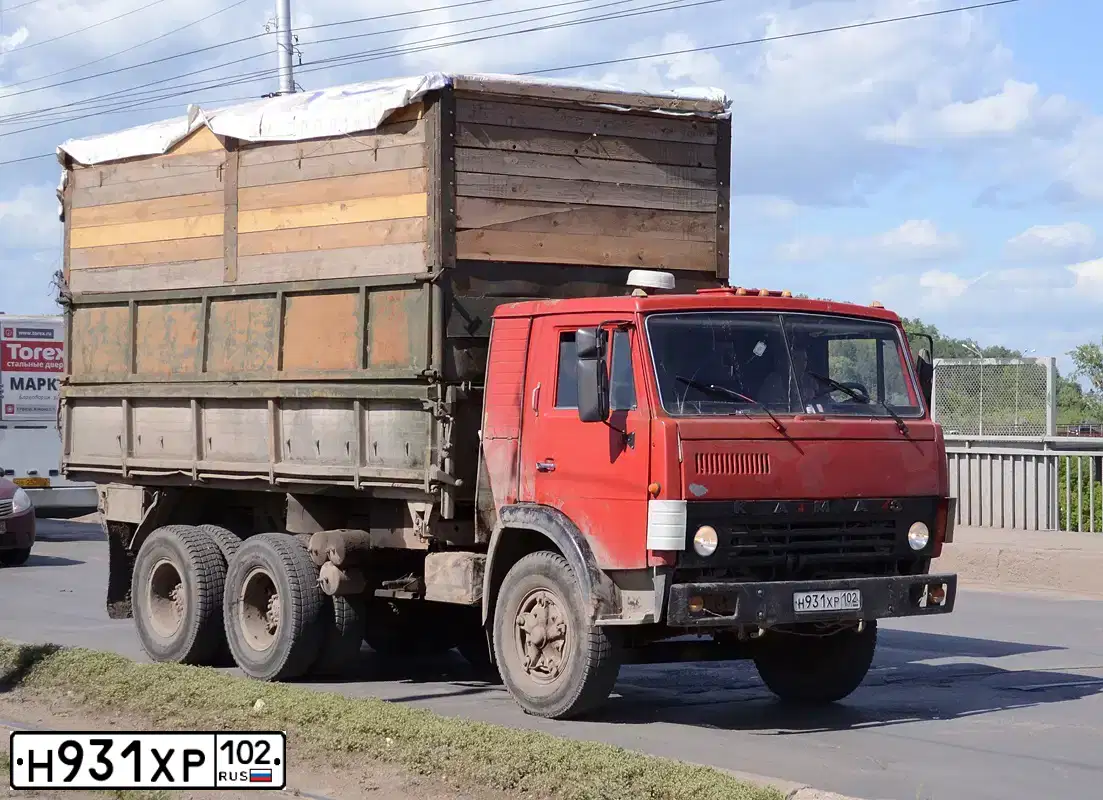 Фото автомобиля KAMAZ 5320 /6X4/, 1991 — госномер Н931ХР102. Цвет: КРАСНЫЙ