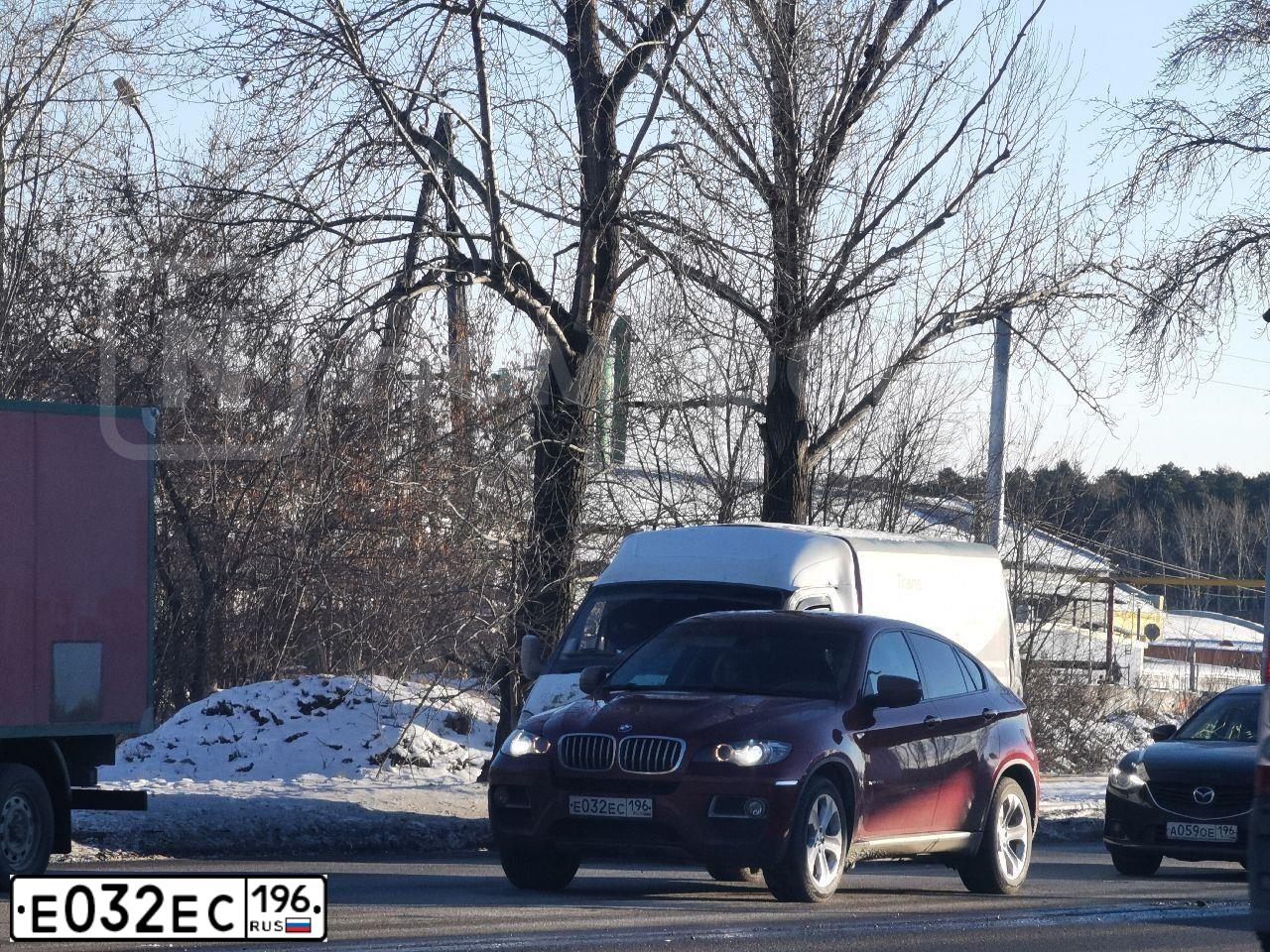 Фото автомобиля BMW X6, 2012 — госномер Е032ЕС196. Цвет: Красный