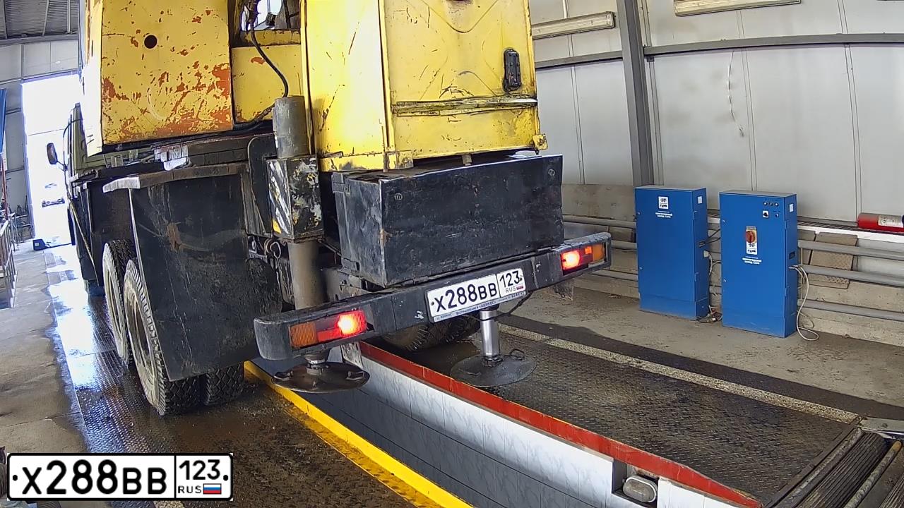 Фото автомобиля KAMAZ 53213 /6X4/, 1994 — госномер Н783ОК193. Цвет: Хаки