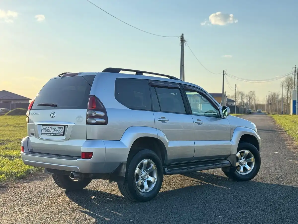 Фото автомобиля LANDROVER DISCOVERY, 2008 — госномер В757АЕ790. Цвет: Красный