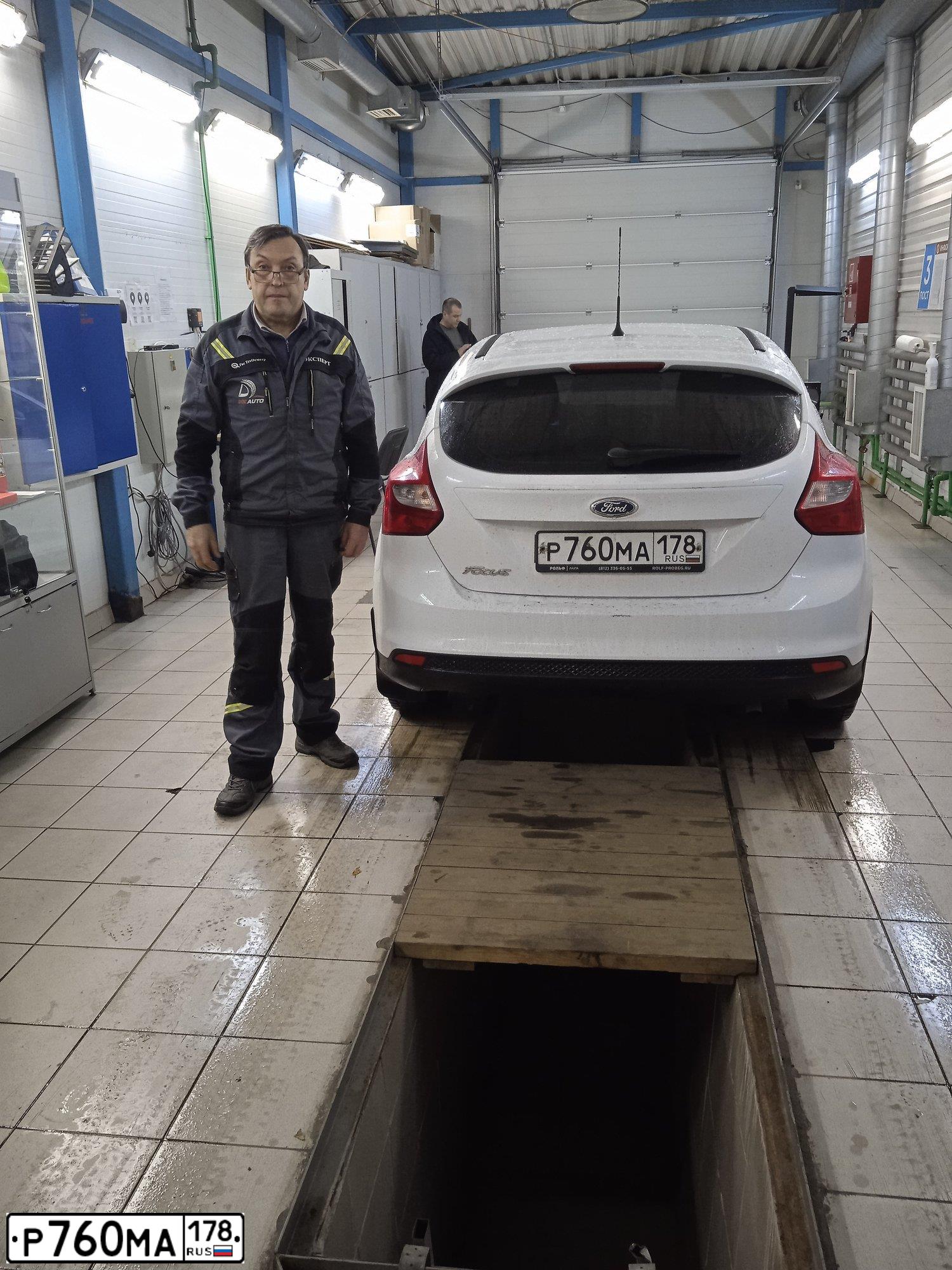 Фото автомобиля FORD FOCUS, 2013 — госномер В007РТ98. Цвет: Белый