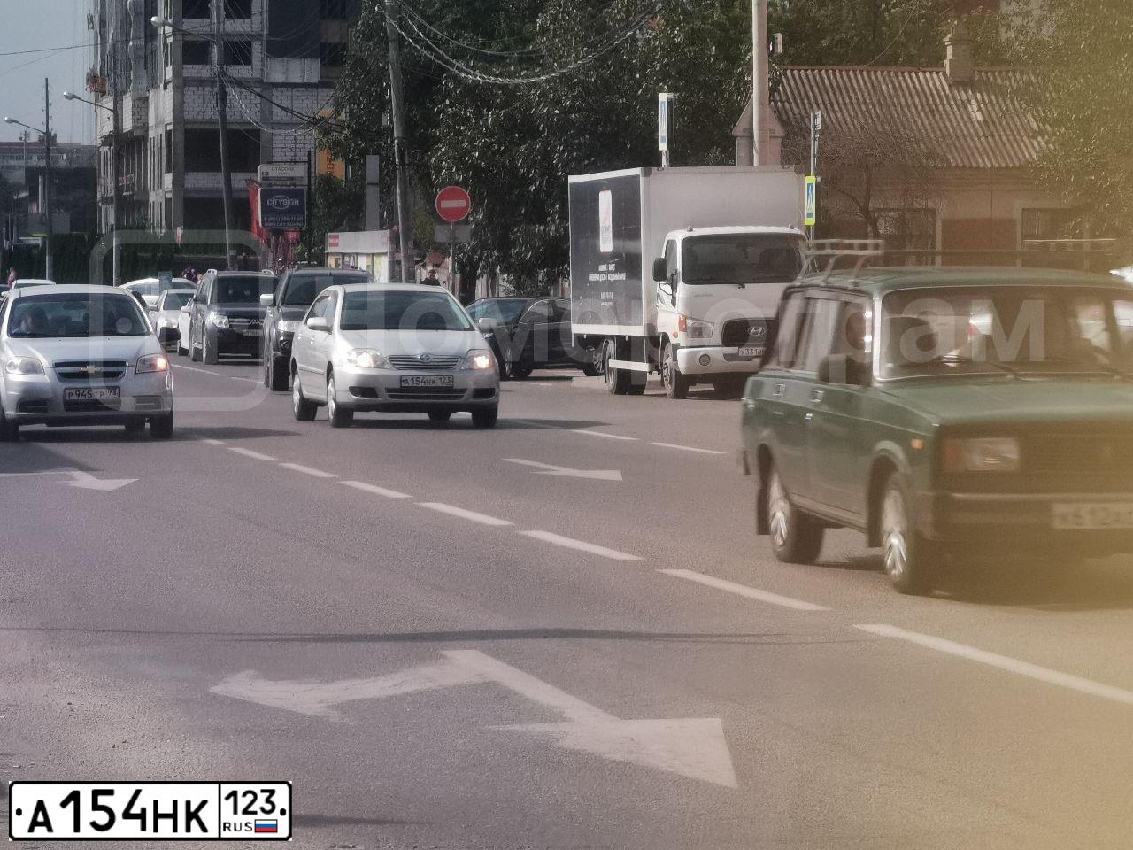 Фото автомобиля TOYOTA COROLLA, 2006 — госномер А154НК123. Цвет: СЕРЕБРИСТЫЙ