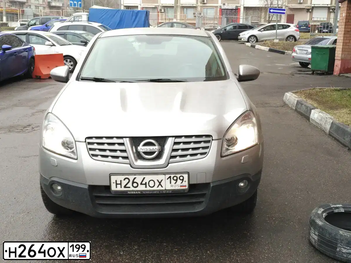 Фото автомобиля NISSAN QASHQAI, 2008 — госномер Н264ОХ199. Цвет: серебристый
