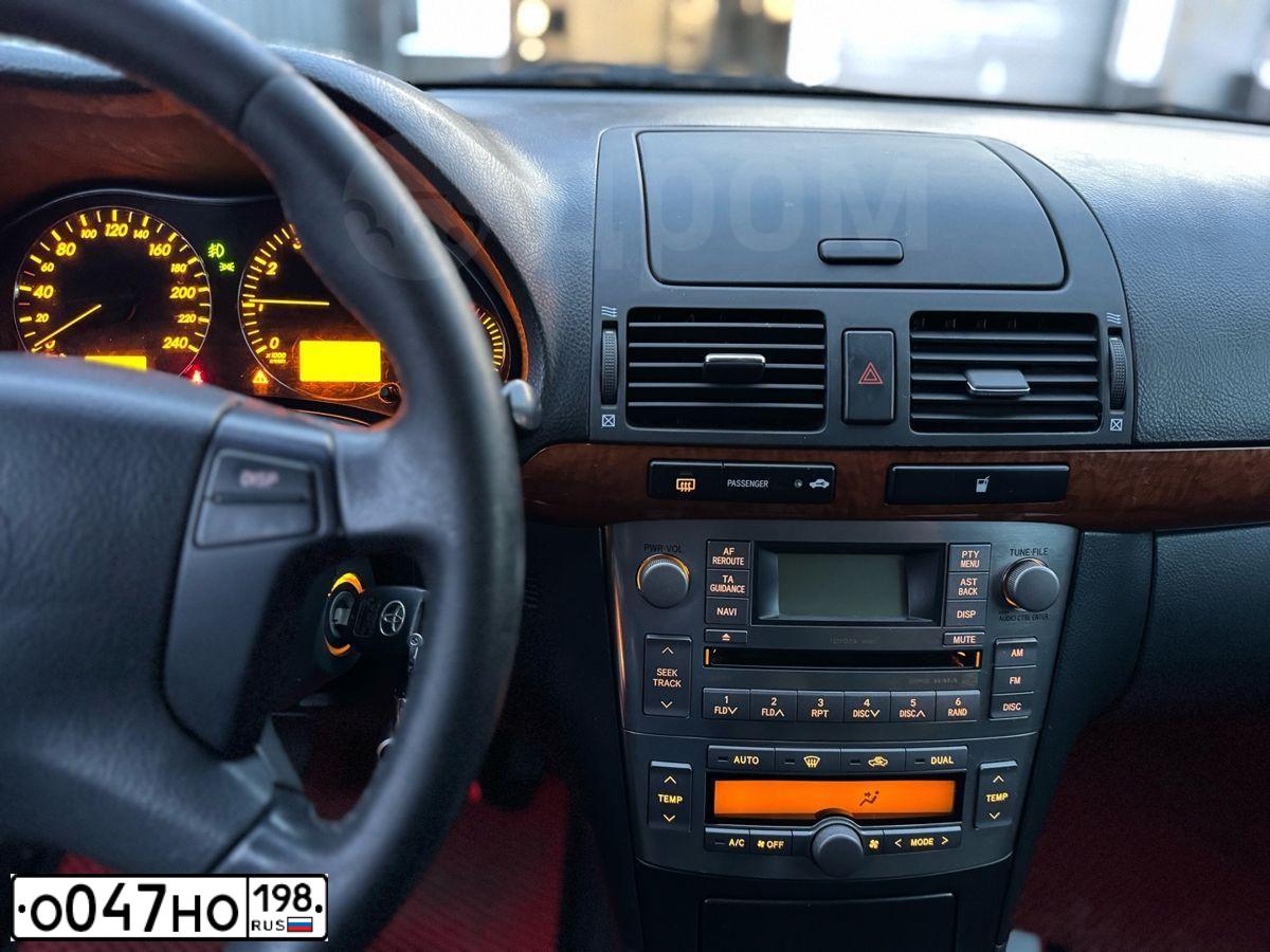 Фото автомобиля TOYOTA AVENSIS, 2006 — госномер О047НО198. Цвет: БЕЖЕВЫЙ