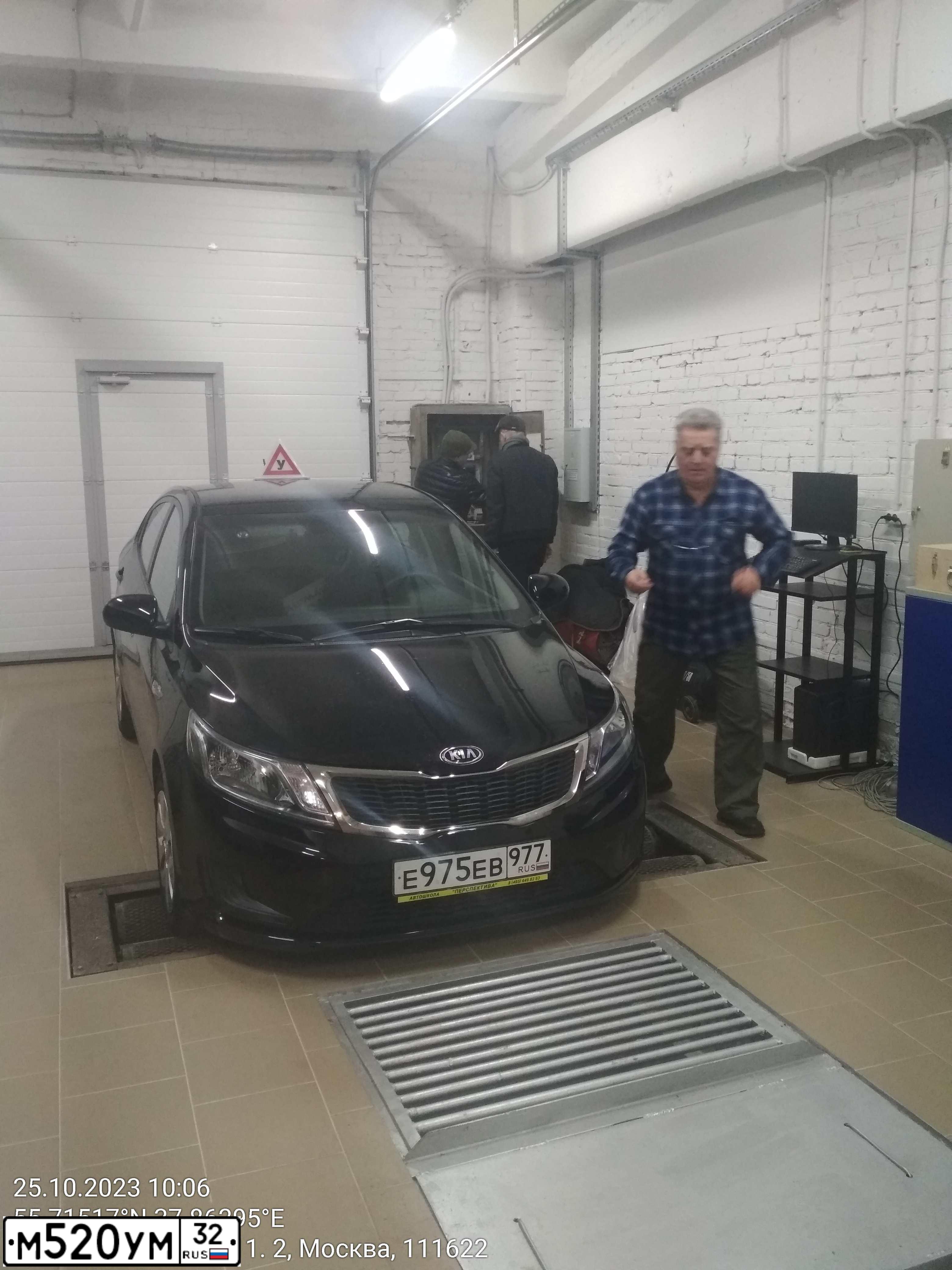 Фото автомобиля KIA RIO, 2014 — госномер Е975ЕВ977. Цвет: ЧЕРНЫЙ