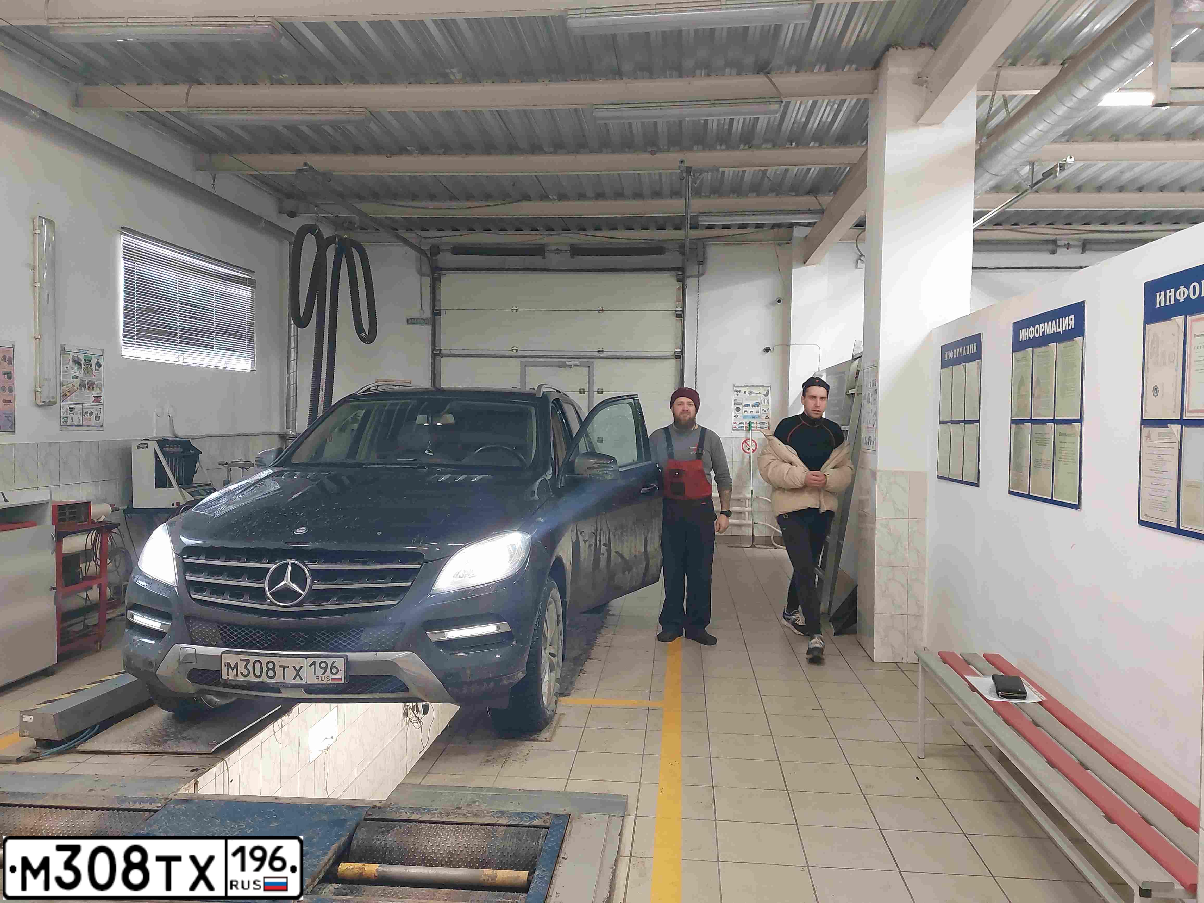 Фото автомобиля MERCEDES M-KLASSE, 2013 — госномер М308ТХ196. Цвет: ЧЕРНЫЙ