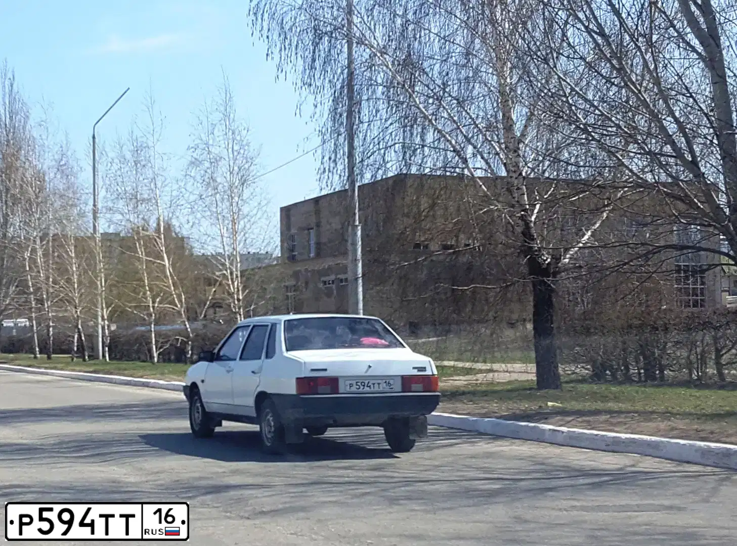 Фото автомобиля LADA 2109 SAMARA, 2001 — госномер А958ЕЕ702. Цвет: ЯРКО-БЕЛЫЙ