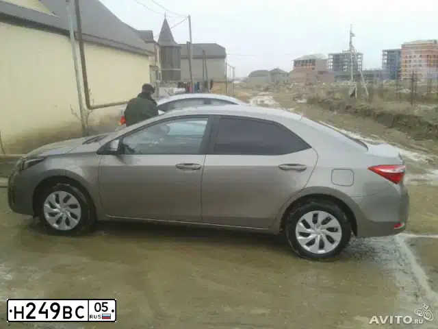 Фото автомобиля TOYOTA COROLLA, 2013 — госномер О858КР77. Цвет: бронзовый