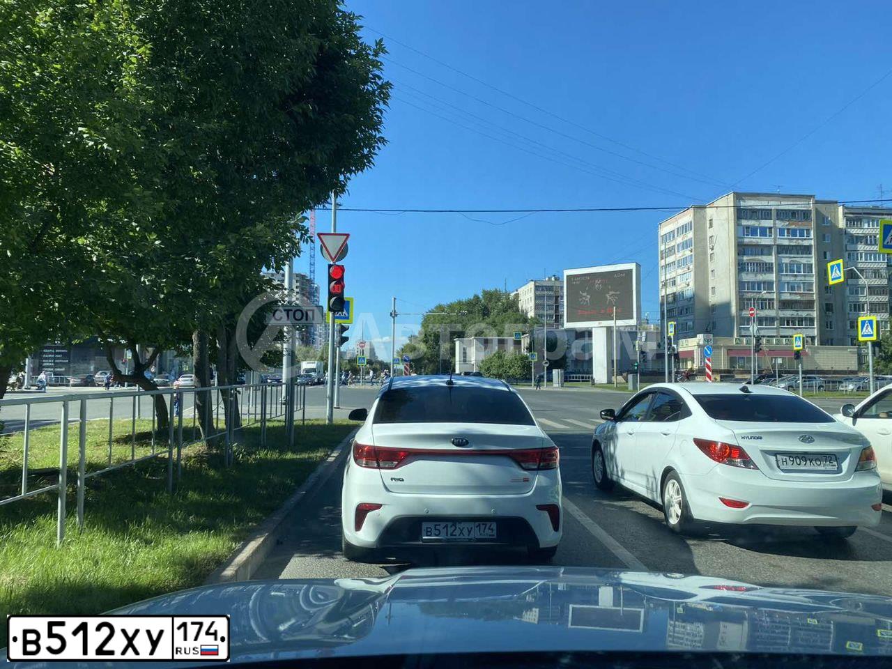 Фото автомобиля KIA RIO, 2019 — госномер В512ХУ174. Цвет: Белый