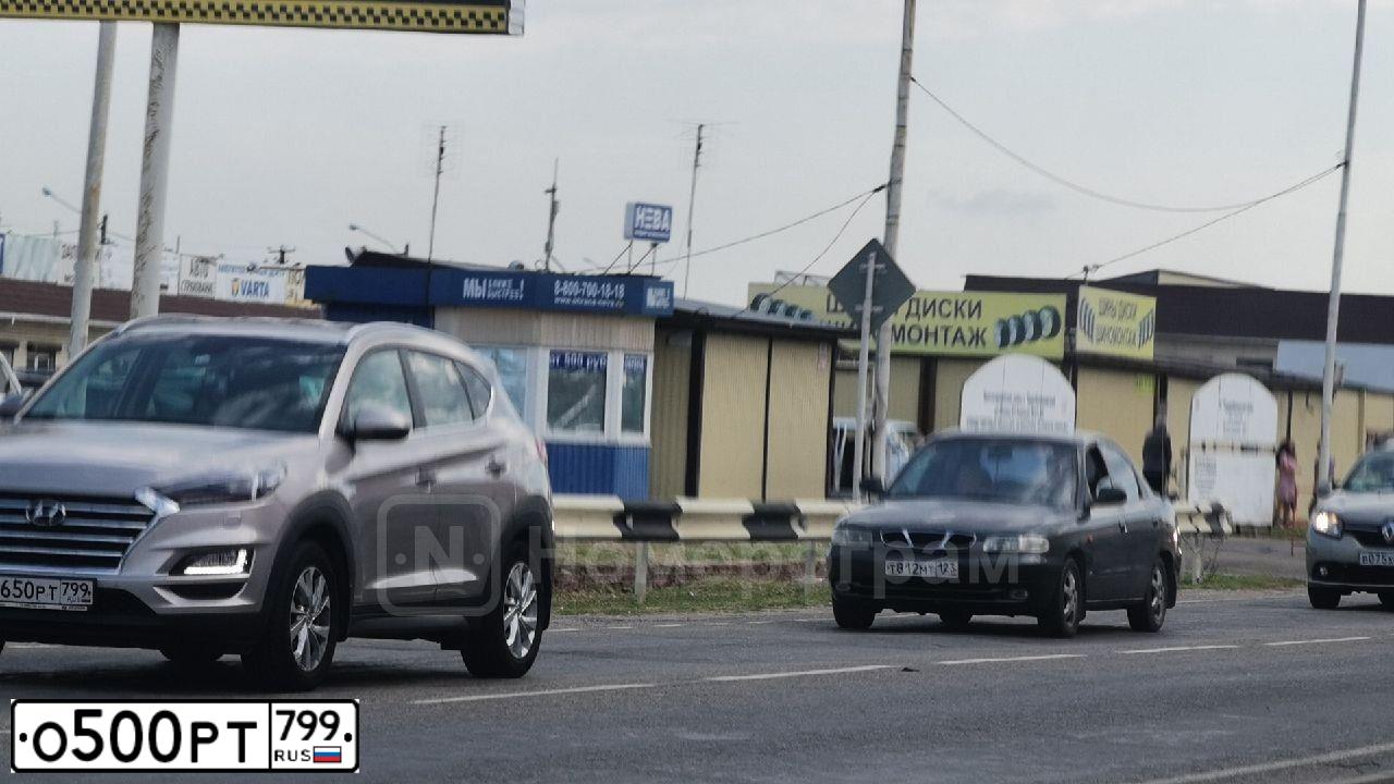 Фото автомобиля MERCEDES E-KLASSE, 2019 — госномер О500РТ799. Цвет: ЧЕРНЫЙ