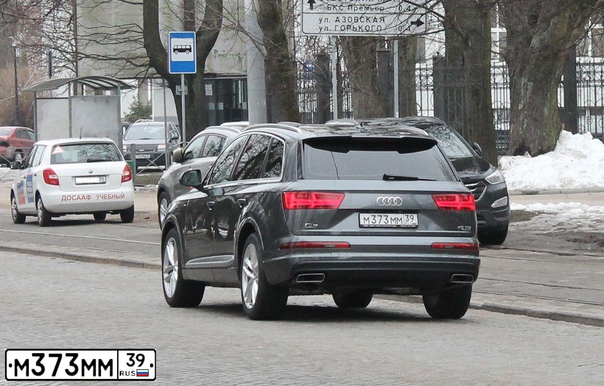 Фото автомобиля VOLKSWAGEN TOURAN, 2010 — госномер М373ММ39. Цвет: Коричневый