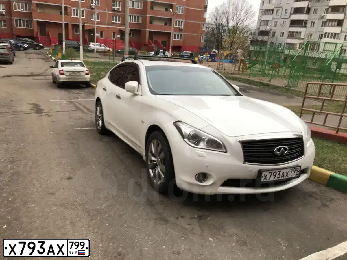 Фото автомобиля INFINITI M, 2012 — госномер М576ВА790. Цвет: Белый