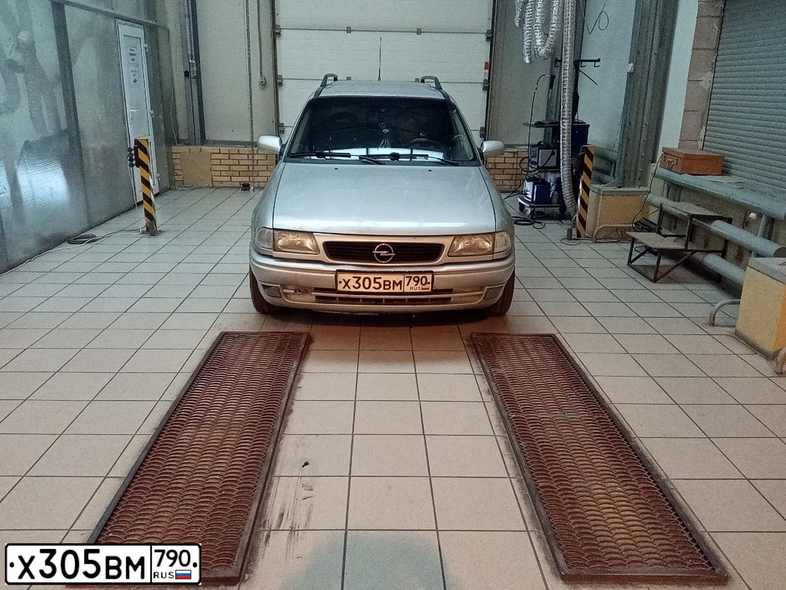 Фото автомобиля OPEL ASTRA, 1997 — госномер Х305ВМ790. Цвет: СЕРЕБРИСТЫЙ