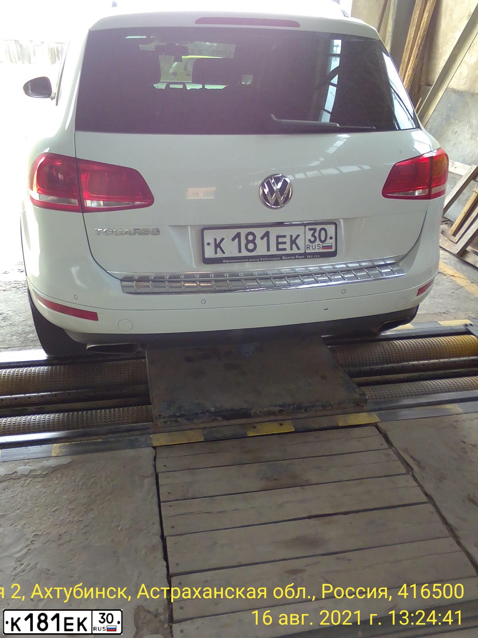 Фото автомобиля VOLKSWAGEN TOUAREG, 2013 — госномер О100ОС761. Цвет: Белый