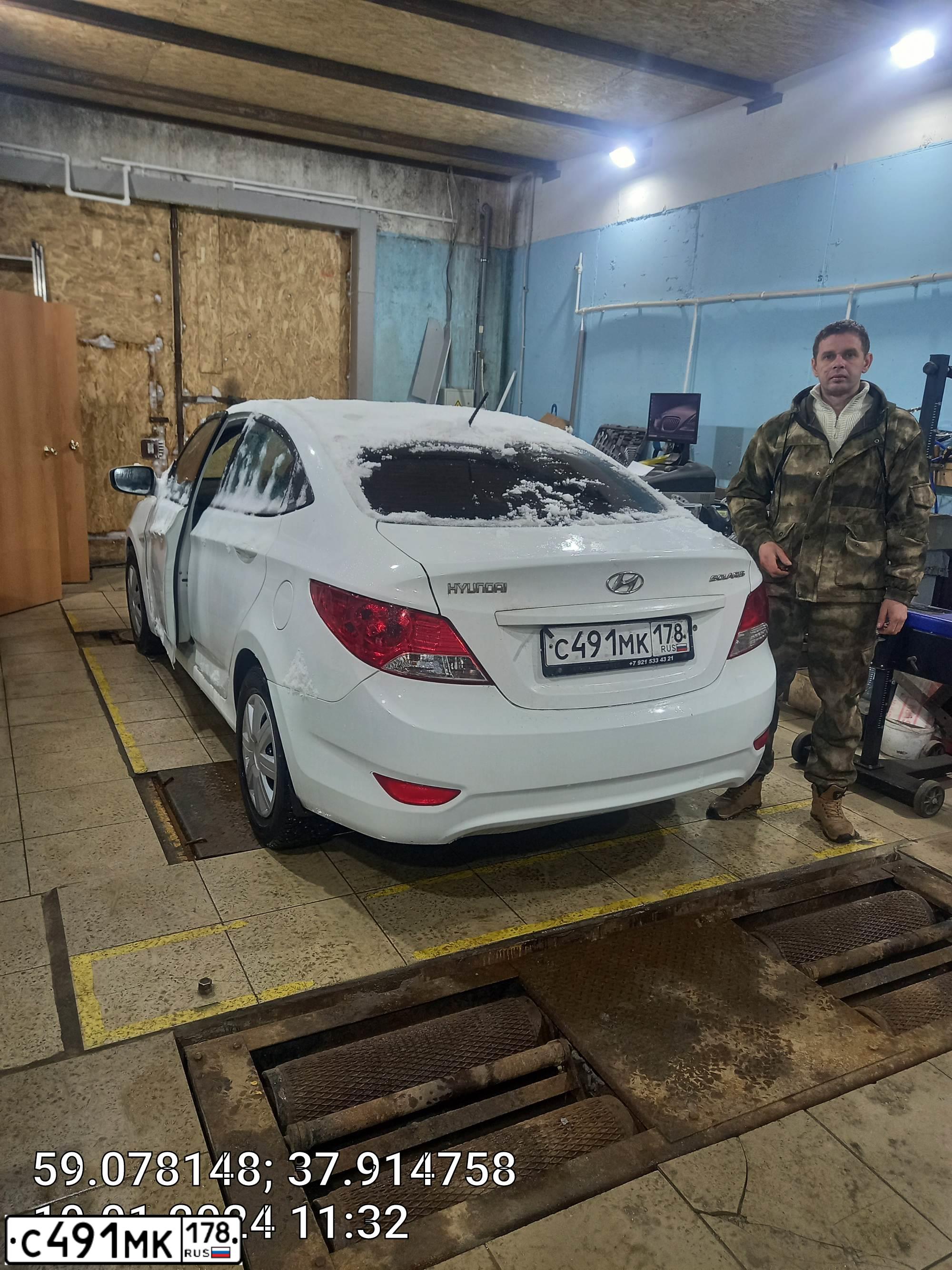 Фото автомобиля HYUNDAI SOLARIS, 2013 — госномер Е456КХ178. Цвет: Белый