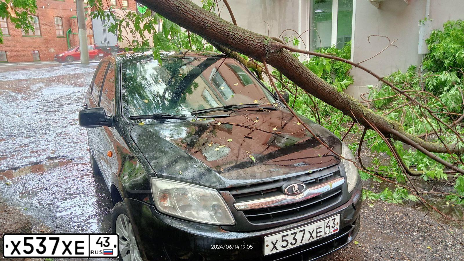 Фото автомобиля LADA 2190 GRANTA, 2012 — госномер Х537ХЕ43. Цвет: СЕРО-ЧЕРНЫЙ