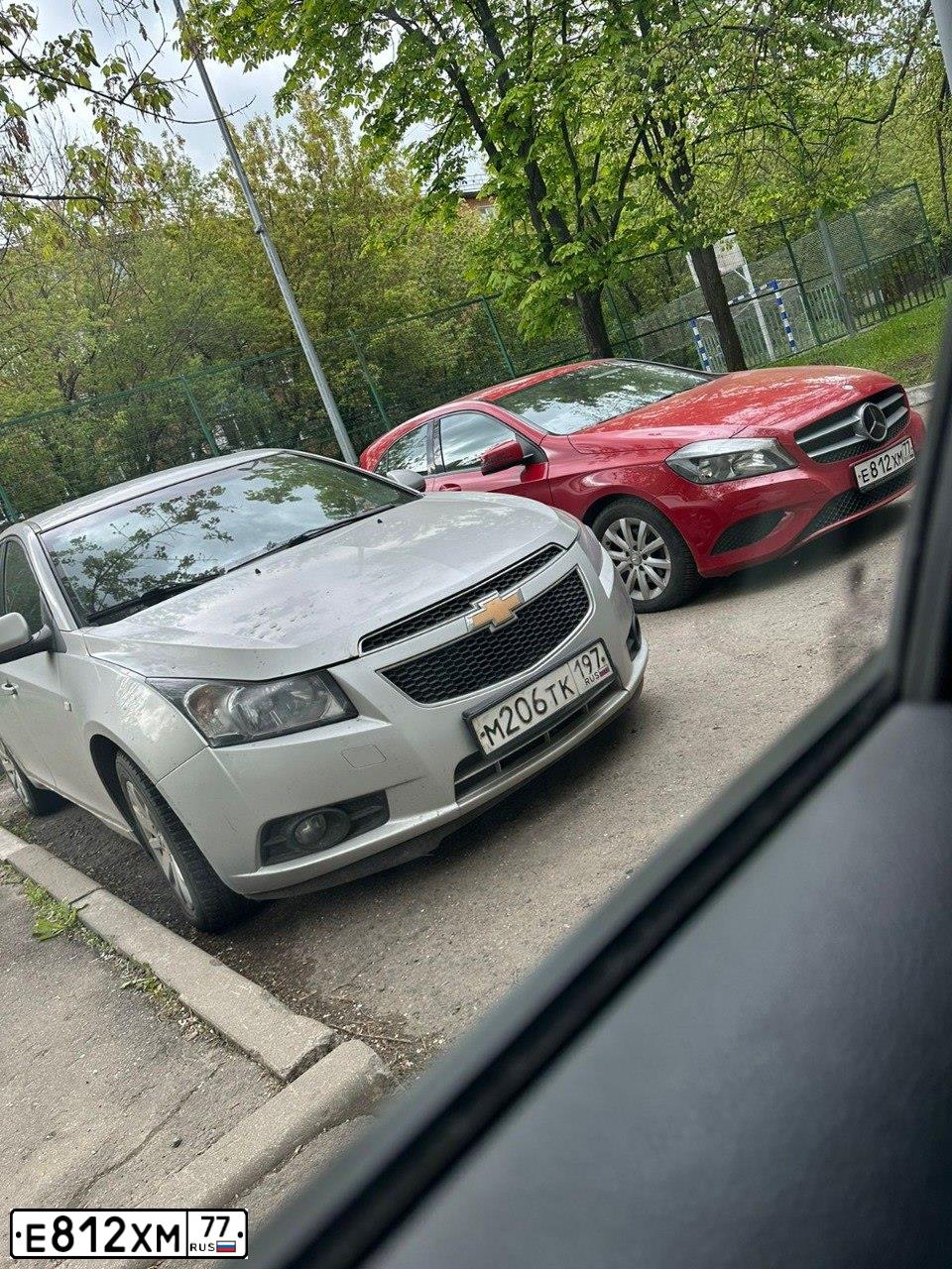 Фото автомобиля MERCEDES A-KLASSE, 2013 — госномер Е812ХМ77. Цвет: КРАСНЫЙ