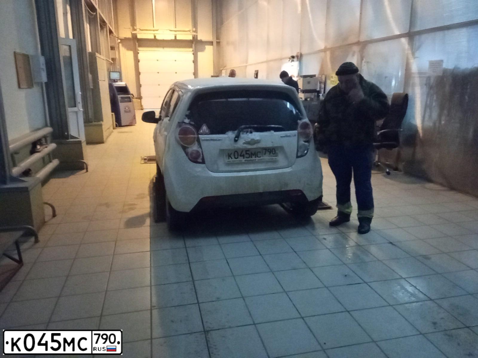 Фото автомобиля CHEVROLET SPARK, 2011 — госномер Т951НН197. Цвет: Белый