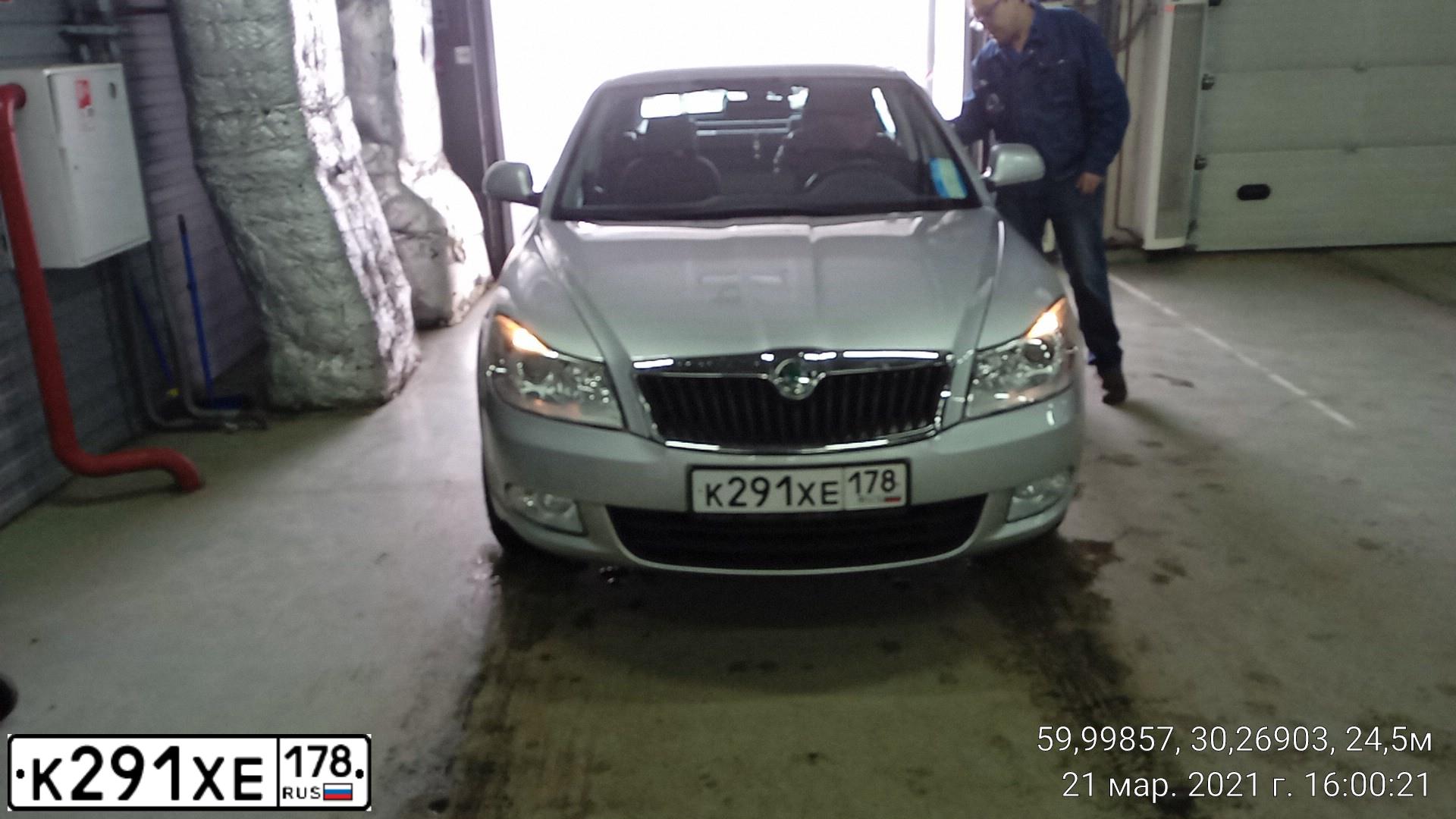 Фото автомобиля SKODA OCTAVIA, 2012 — госномер К291ХЕ178. Цвет: серебристый