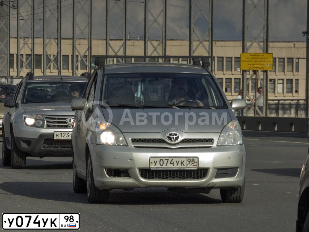 Фото автомобиля TOYOTA COROLLA, 2006 — госномер У074УК98. Цвет: СЕРЕБРИСТЫЙ