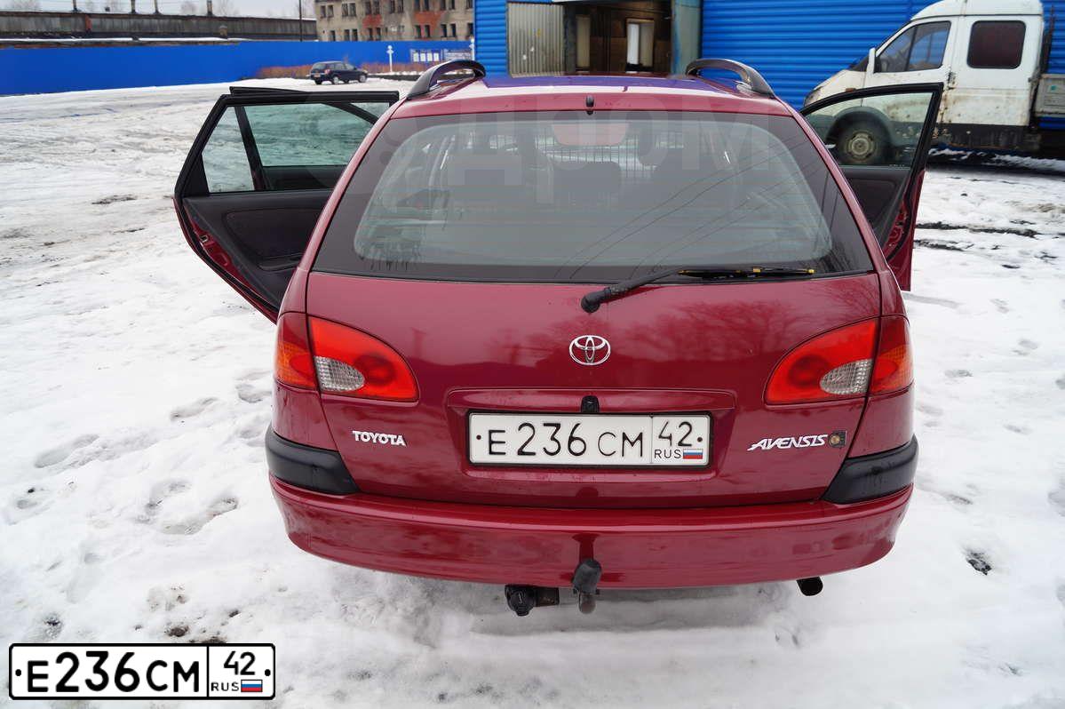 Фото автомобиля TOYOTA AVENSIS, 1999 — госномер М358ЕК142. Цвет: ВИШНЕВЫЙ