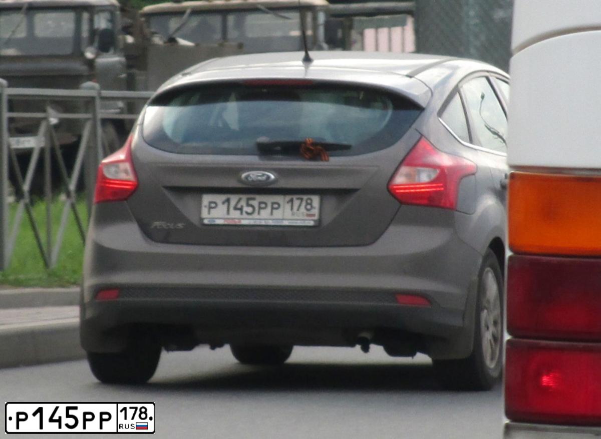 Фото автомобиля FORD FOCUS, 2013 — госномер Р145РР178. Цвет: СЕРО-КОРИЧНЕВЫЙ