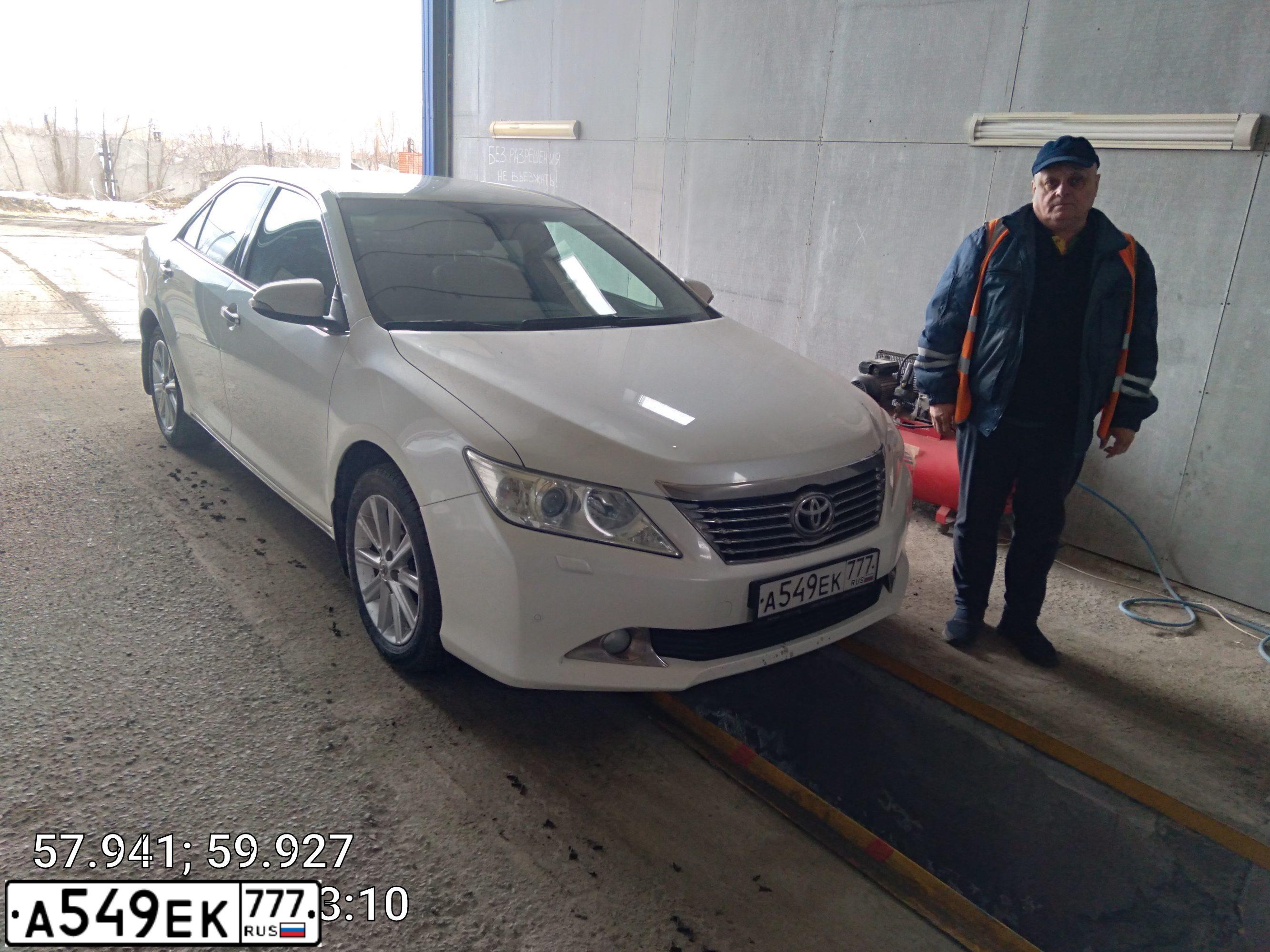 Фото автомобиля TOYOTA CAMRY, 2014 — госномер А549ЕК777. Цвет: БЕЛЫЙ