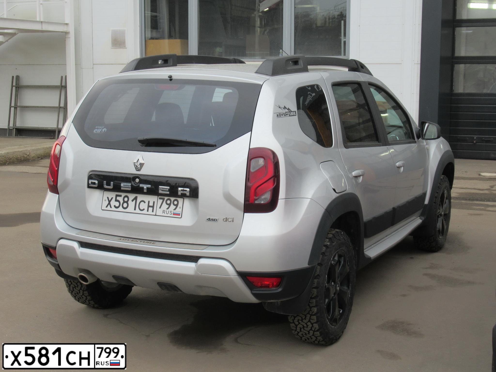 Фото автомобиля RENAULT DUSTER, 2019 — госномер Р413НК30. Цвет: СЕРЫЙ
