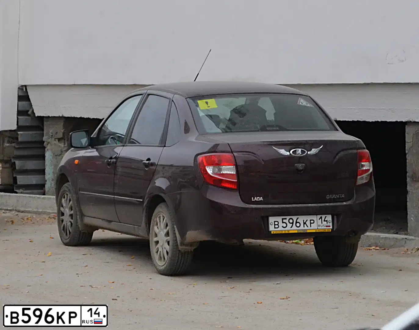 Фото автомобиля LADA 2190 GRANTA, 2013 — госномер В596КР14. Цвет: ТЕМНО-ВИШНЕВЫЙ