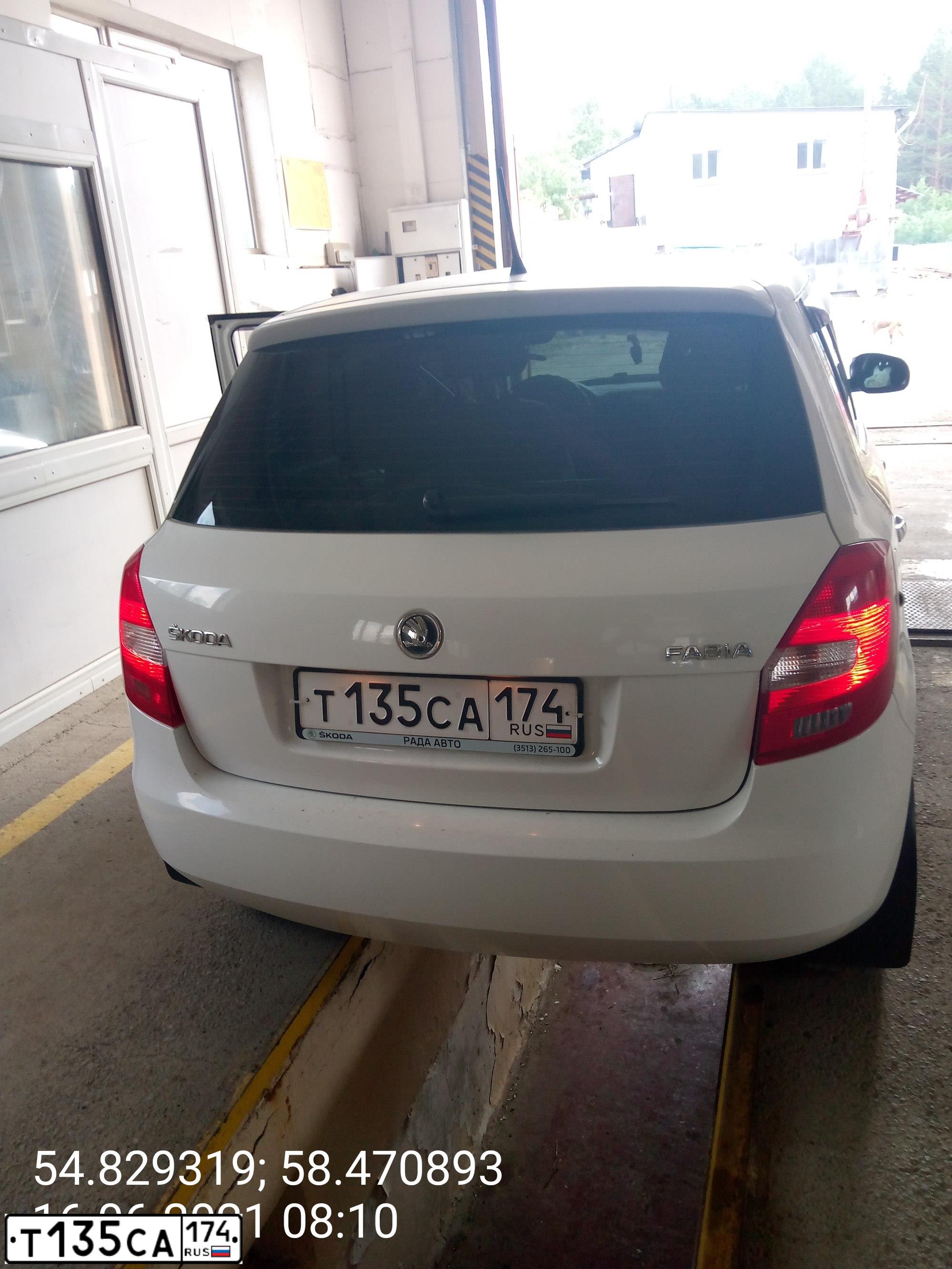 Фото автомобиля SKODA FABIA, 2014 — госномер Т135СА174. Цвет: БЕЛЫЙ