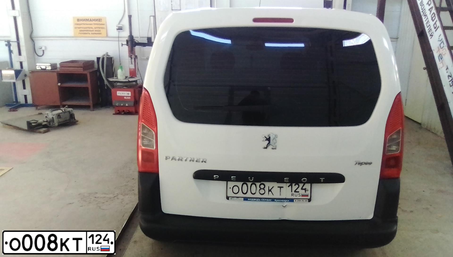 Фото автомобиля PEUGEOT PARTNER, 2011 — госномер М758ВА04. Цвет: Белый