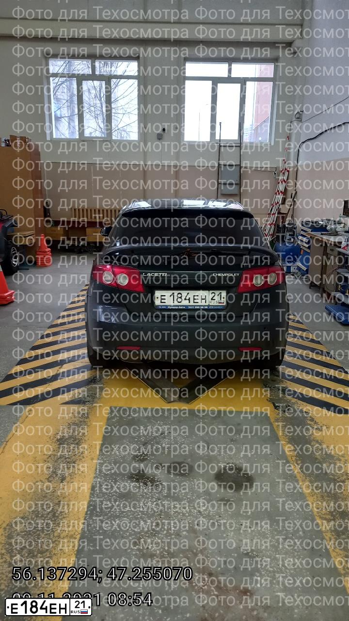 Фото автомобиля CHEVROLET LACETTI, 2008 — госномер Е184ЕН21. Цвет: ЧЕРНЫЙ