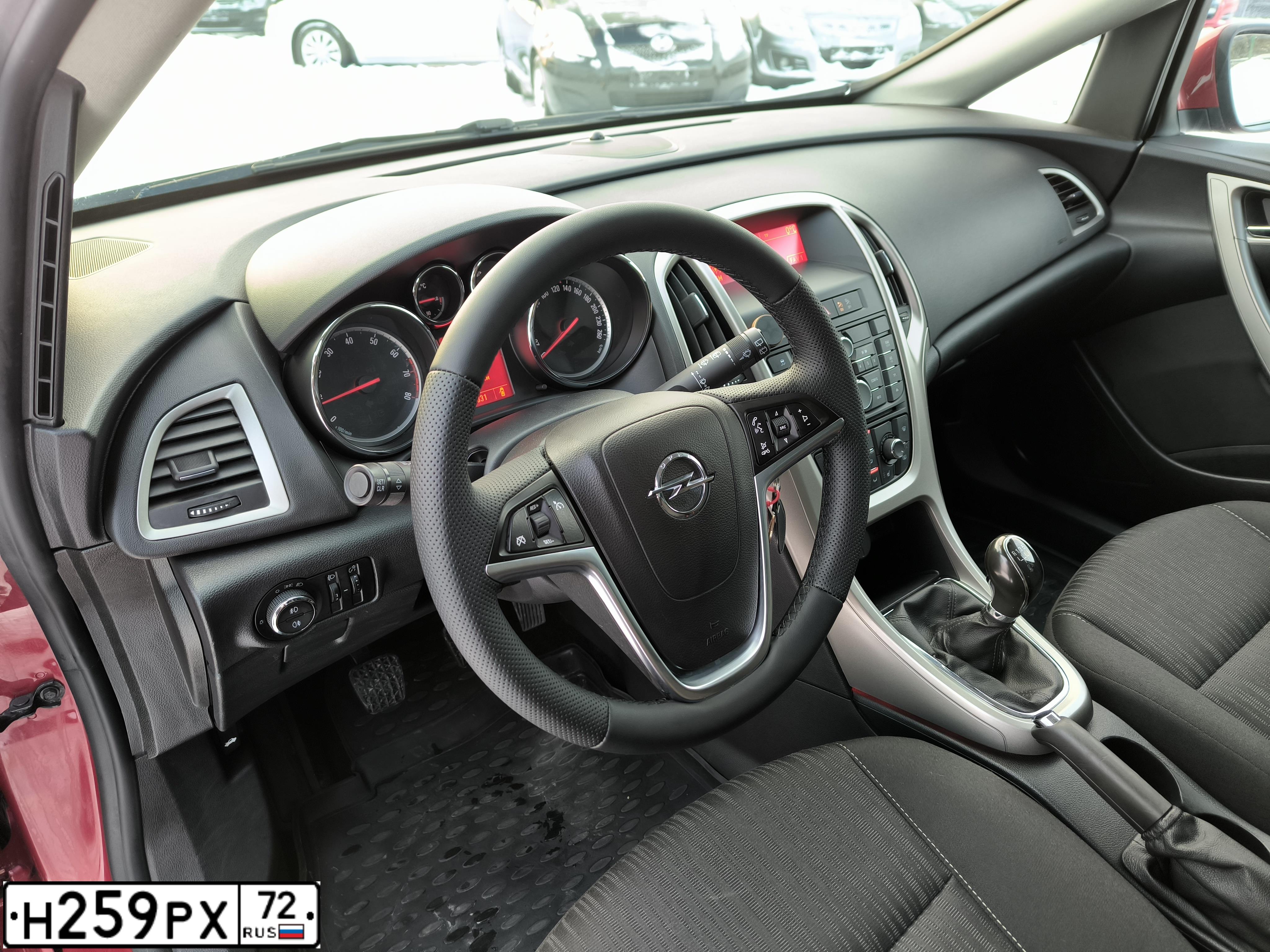 Фото автомобиля OPEL ASTRA, 2011 — госномер Н259РХ72. Цвет: КРАСНЫЙ