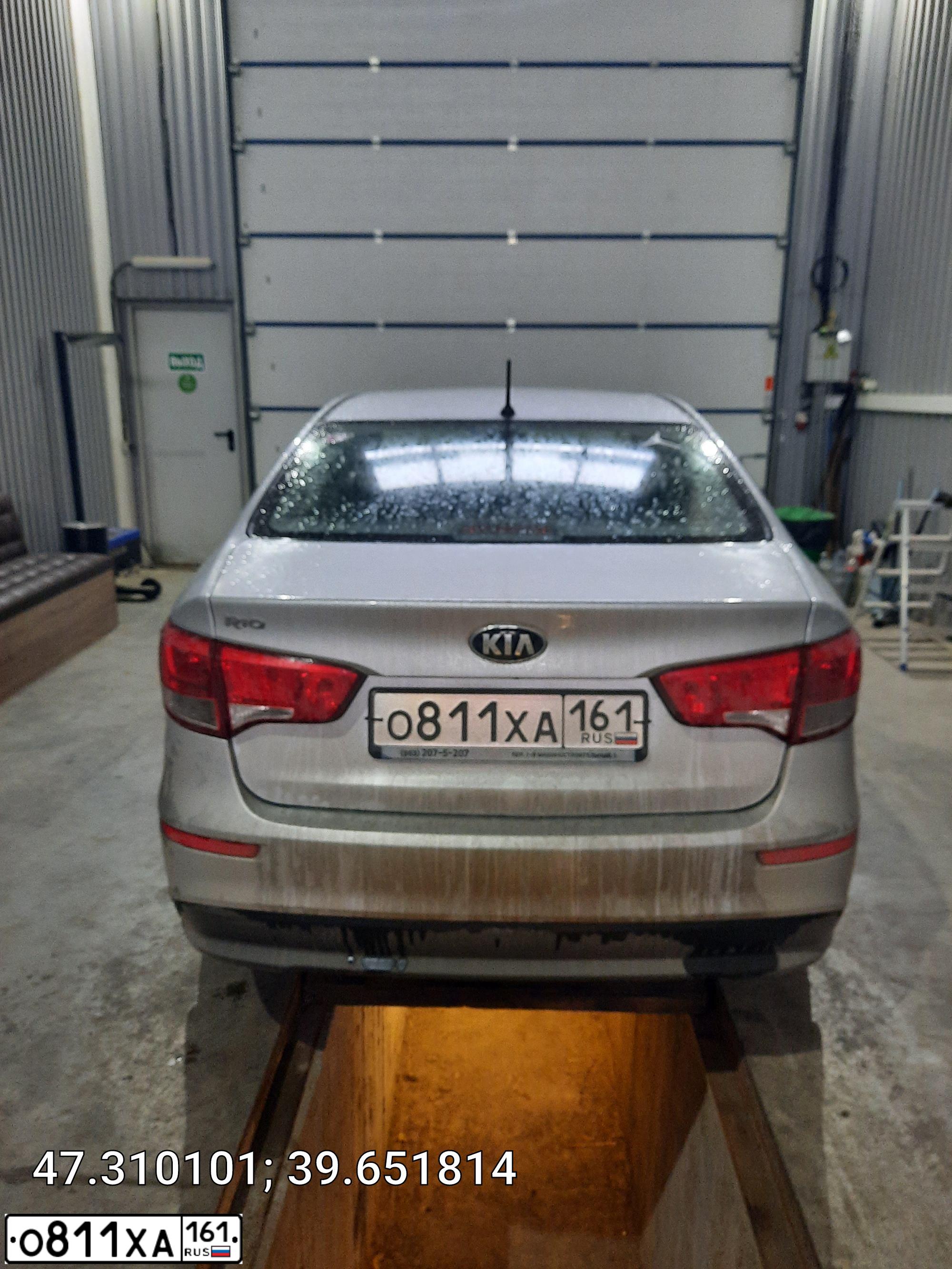 Фото автомобиля KIA RIO, 2016 — госномер Е151ЕК181. Цвет: Серебристый