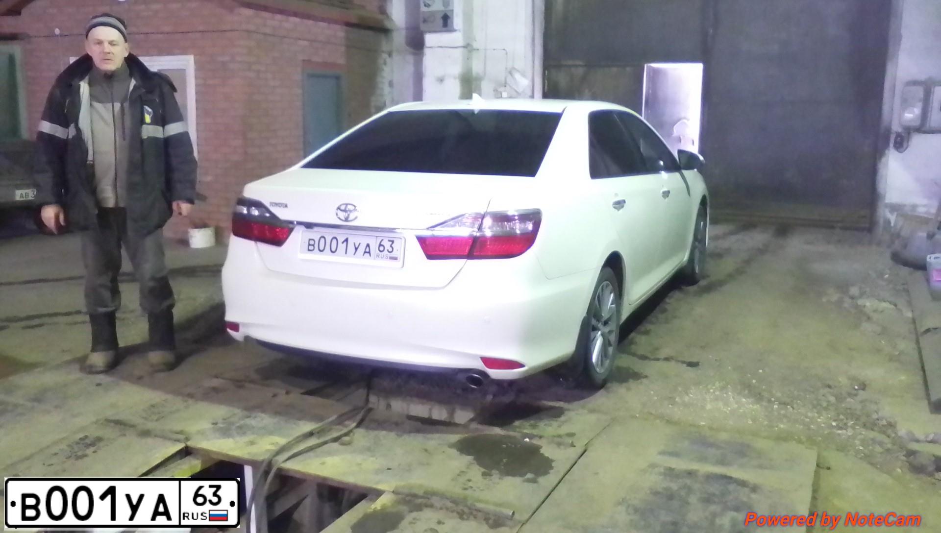 Фото автомобиля TOYOTA CAMRY, 2016 — госномер В001УА63. Цвет: БЕЛЫЙ ПЕРЛАМУТР
