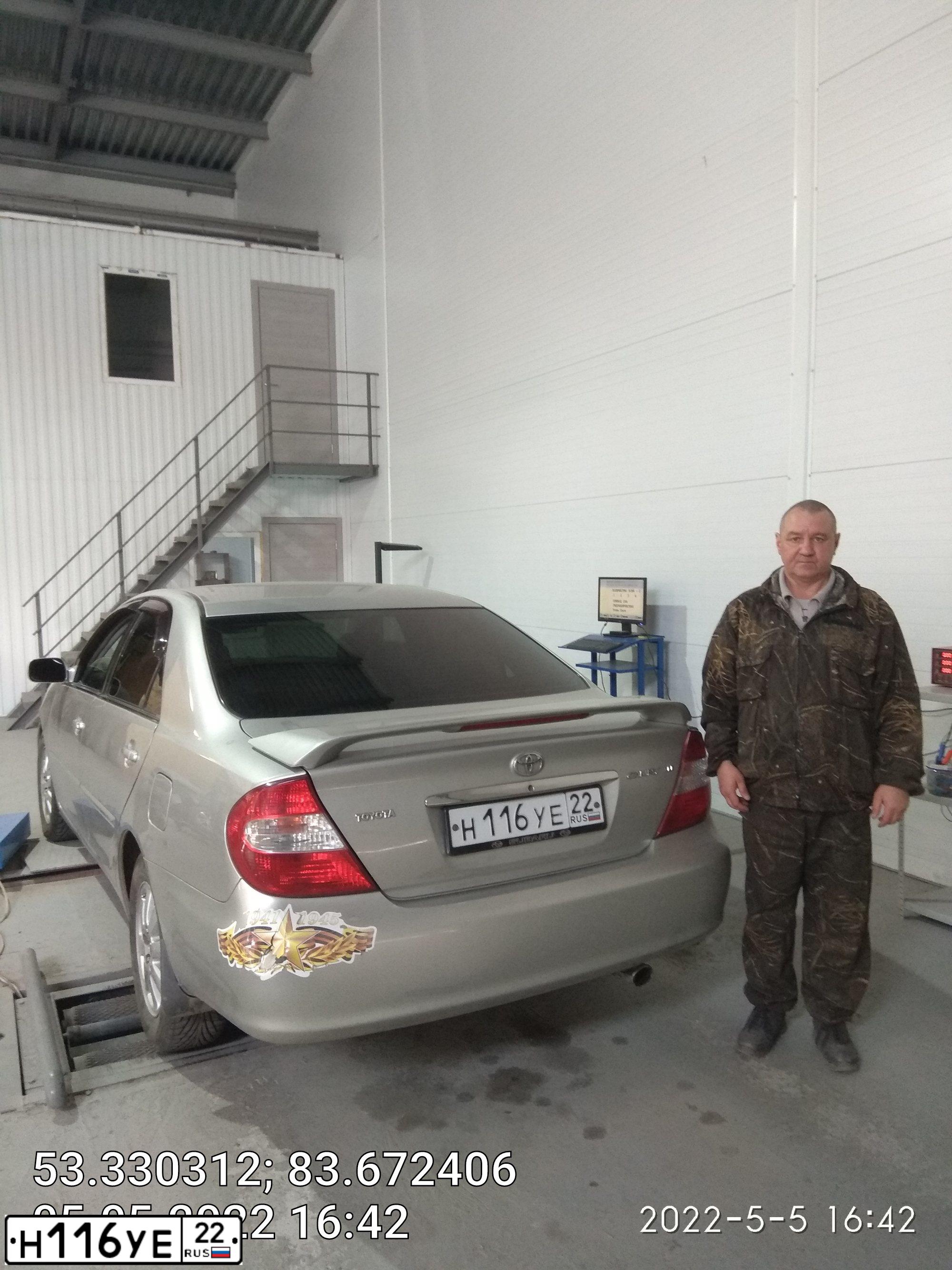 Фото автомобиля TOYOTA CAMRY, 2004 — госномер Р969ЕО154. Цвет: БЕЛЫЙ (СЕРЕБРИСТЫЙ)