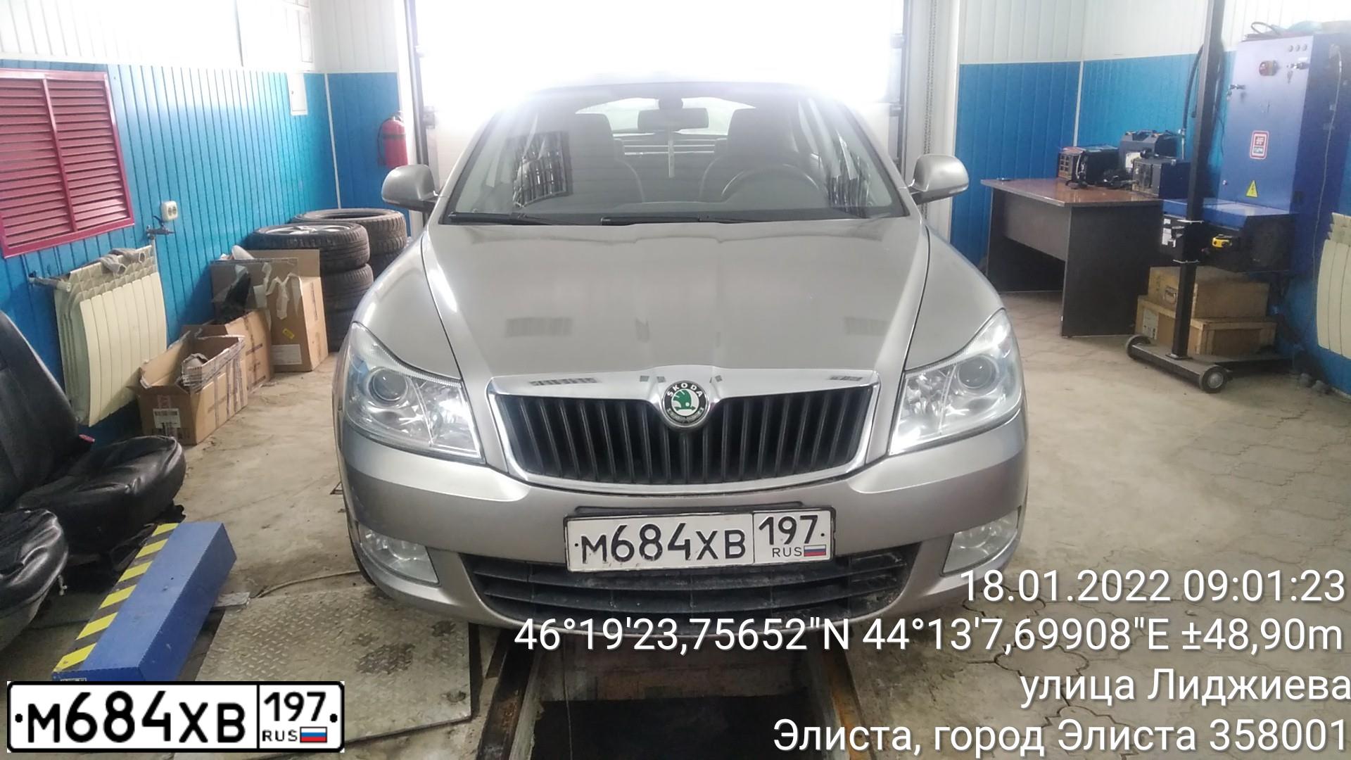 Фото автомобиля SKODA OCTAVIA, 2012 — госномер М684ХВ197. Цвет: БЕЖЕВЫЙ