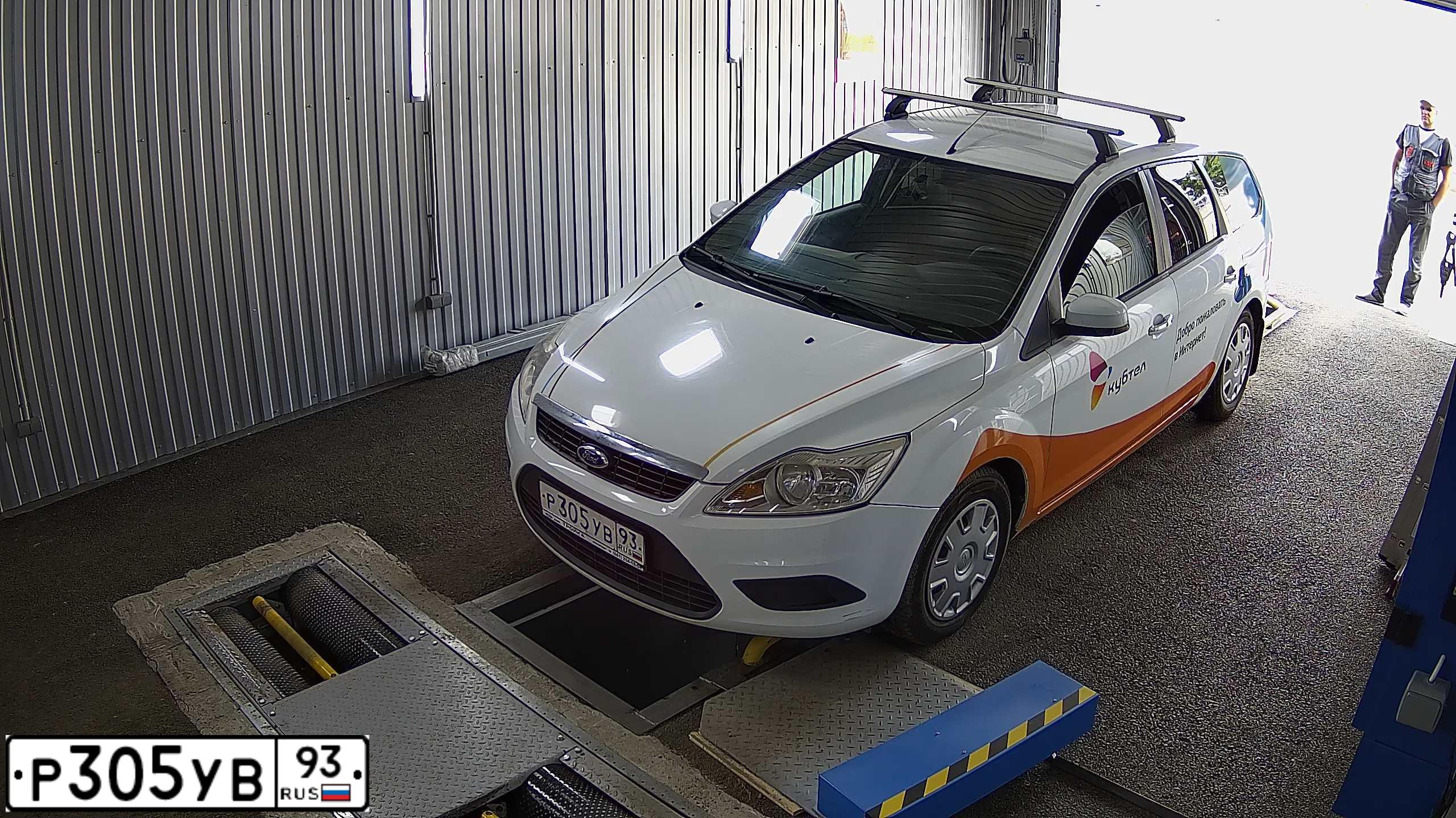 Фото автомобиля FORD FOCUS, 2010 — госномер Р305УВ93. Цвет: БЕЛЫЙ