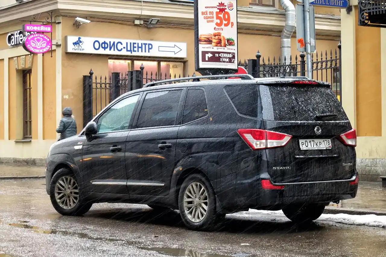 Фото автомобиля SSANGYONG STAVIC, 2013 — госномер Н920МТ799. Цвет: ЧЕРНЫЙ