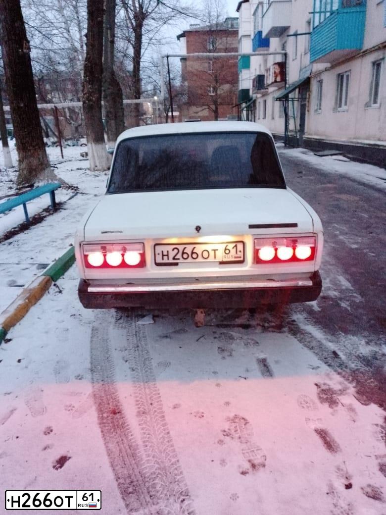 Фото автомобиля VAZ 2107 LADA, 2004 — госномер Н266ОТ61. Цвет: ЯРКО-БЕЛЫЙ