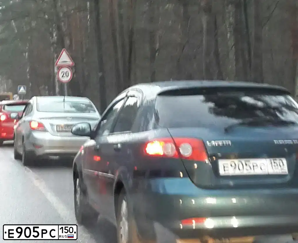 Фото автомобиля CHEVROLET LACETTI, 2008 — госномер Е905РС150. Цвет: СИНИЙ