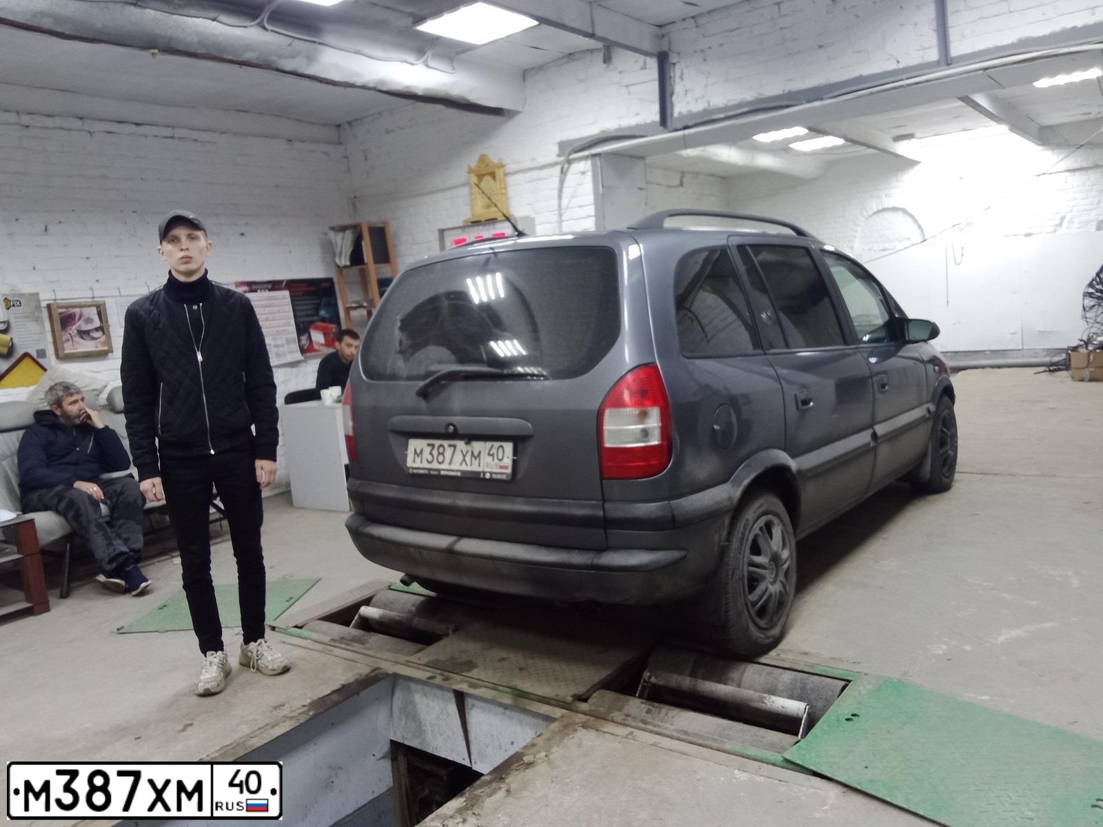 Фото автомобиля OPEL ZAFIRA, 2004 — госномер М387ХМ40. Цвет: СЕРЫЙ