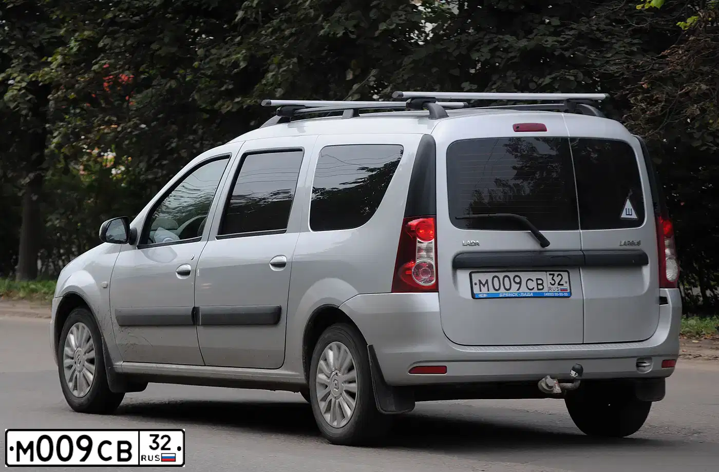 Фото автомобиля RENAULT DUSTER, 2017 — госномер М009СВ32. Цвет: СВЕТЛО-СЕРЫЙ