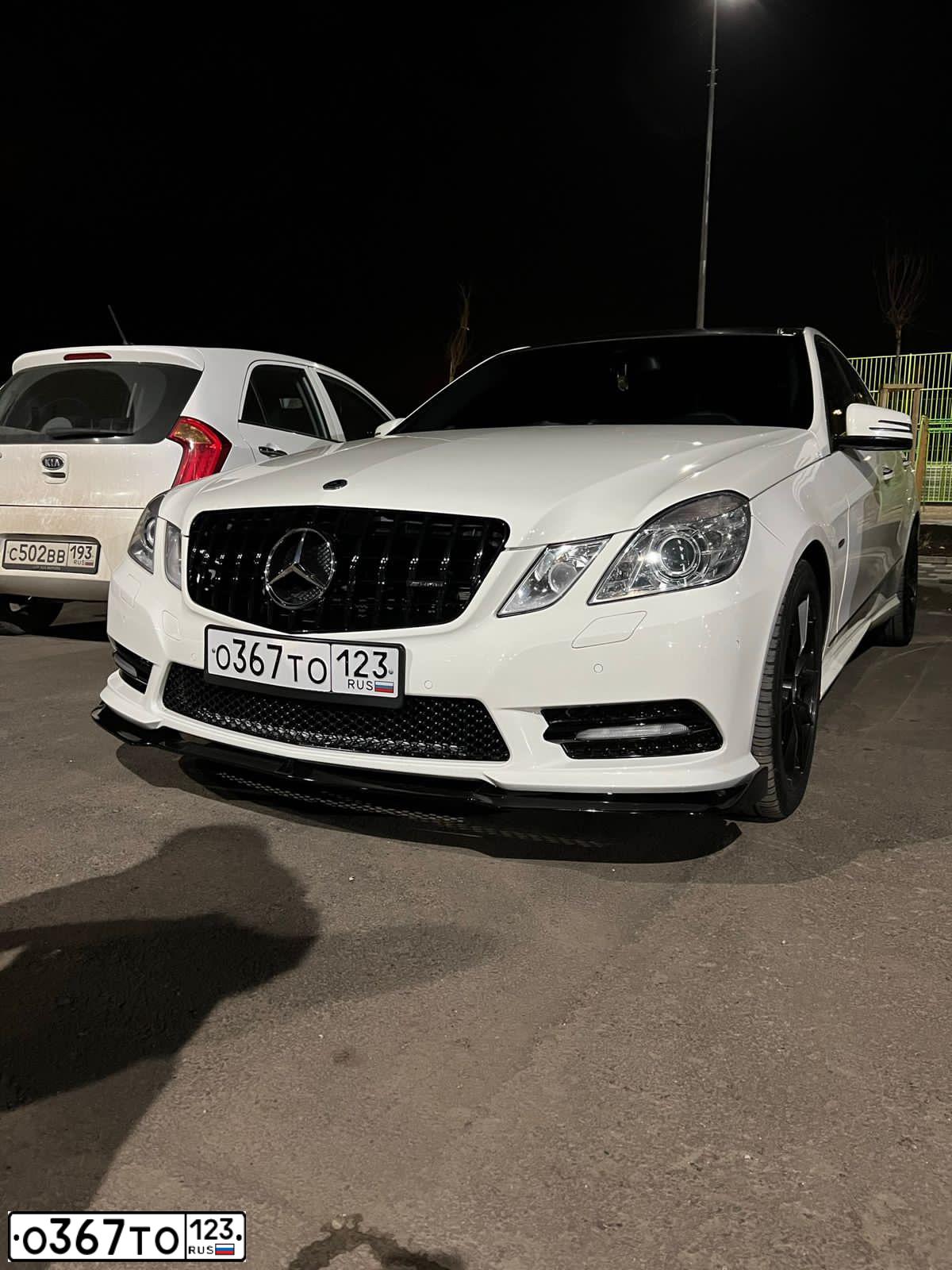 Фото автомобиля MERCEDES-BENZ E200, 2011 — госномер К989ОВ30. Цвет: Белый